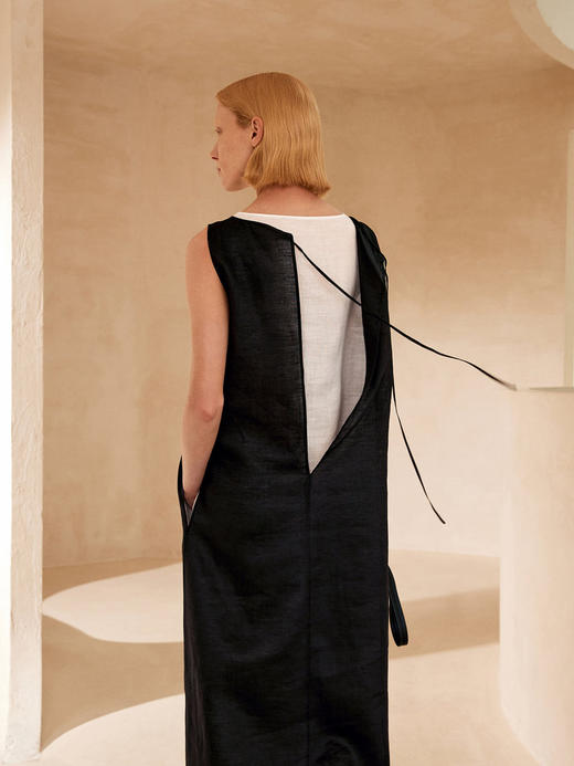 苎麻双层拼色两件套 极简风层次感2件套U领连衣裙 老钱风造型 苎麻面料 垂感十足 细支纱线高密织 叠穿美观不透 拆分穿简约有气质 双层U领设计 商品图3