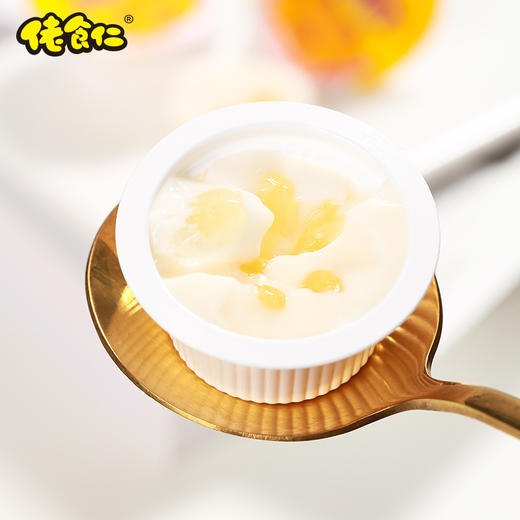 【佬食仁芝士牛奶布丁】采用进口新西兰奶粉，打开就能闻到浓浓的奶香味，在搭配芝士与脆啵啵， 吃起来酸酸甜甜的，脆啵啵QQ弹弹的，每个还搭配了小勺子，一盒20杯，极具性价比 商品图2