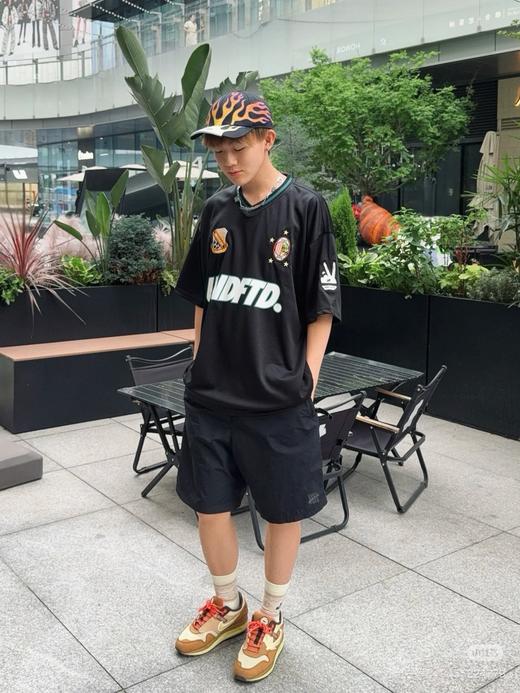 UNDEFEATED SS25 五条杠Logo运动徽标图案短袖足球俱乐部球衣 男女同款 商品图1