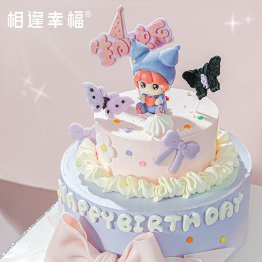 【蝶舞甜心蛋糕】柔和的粉色与梦幻的紫色相互交织，似是为生日的主角编织了一场绮丽的梦。蝴蝶轻盈飞舞，灵动的姿态为整个蛋糕增添了几分灵动与生气。蝴蝶结精致又优雅，恰似童年时光里那些珍贵的小确幸。 商品图1