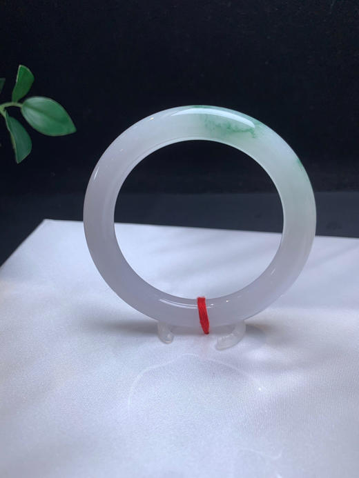 620315，55.3飘花细圆条。清新白底，一截清新蓝花。 商品图0