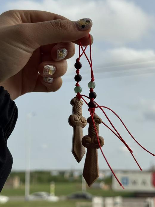 【陌上桃木系列-手工桃木剑挂件】东陵玉，沉香，朱砂搭配手工制作桃木剑带绳头，可以自己调节长短。 商品图4