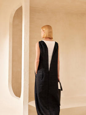 苎麻双层拼色两件套 极简风层次感2件套U领连衣裙 老钱风造型 苎麻面料 垂感十足 细支纱线高密织 叠穿美观不透 拆分穿简约有气质 双层U领设计