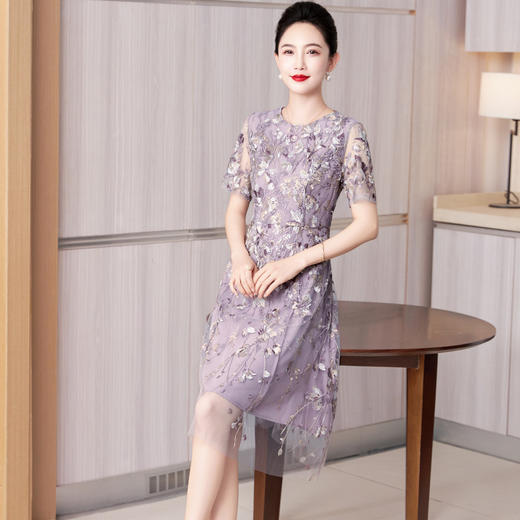 LC 2526大码收腰软纱中裙修身显瘦高档蕾丝连衣裙 商品图3