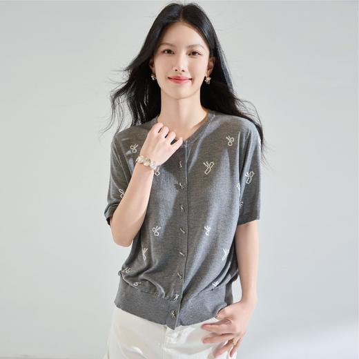 「高货sh」全新升级【铂金会员238/天猫319/差价81】(51231)洛诗琳夏季精致蝴蝶绣花天丝上衣2025夏季圆领针织开衫 商品图3