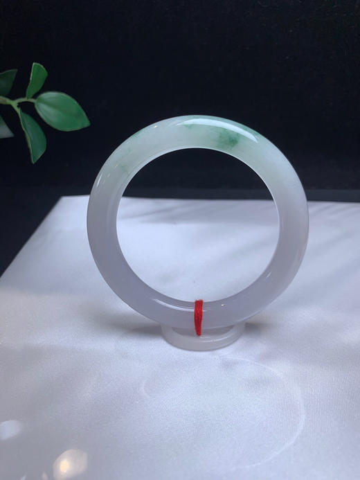 620315，55.3飘花细圆条。清新白底，一截清新蓝花。 商品图1