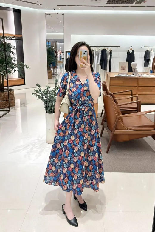 棉弹印花细布中长款连衣裙 裹裙式V领连衣裙 腰带设计 V领视觉拉长颈部线条 膝下5cm黄金分割 恰到好处的裙长 行走的优雅时光 商品图9