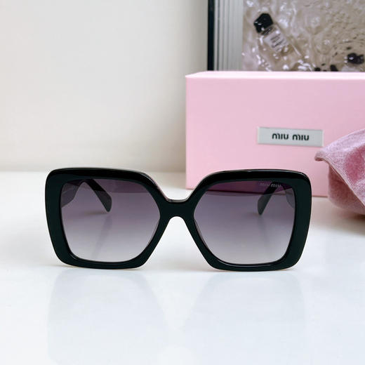 MIU MIU缪缪 简约 镜腿 Logo 醋酸纤维 不规则形 太阳眼镜 女款 黑色（AN） 商品图1