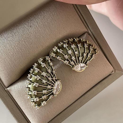 “韵起东方”伞形耳钉 商品图3