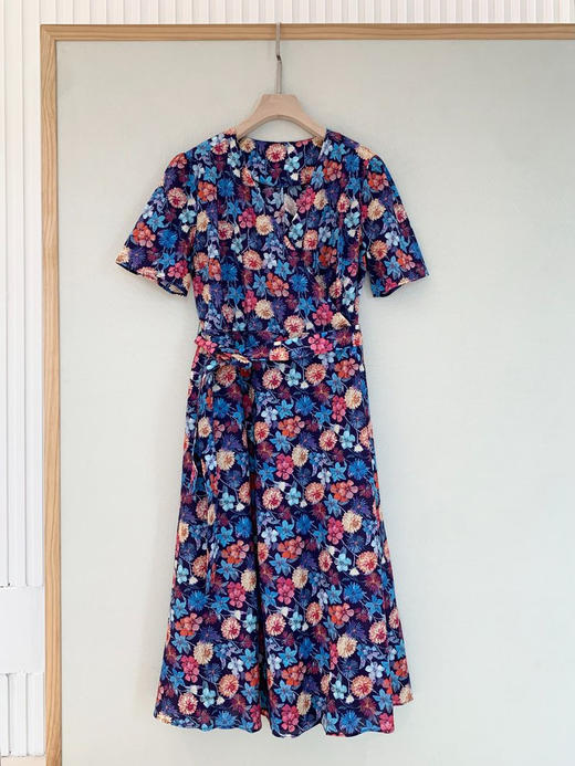 棉弹印花细布中长款连衣裙 裹裙式V领连衣裙 腰带设计 V领视觉拉长颈部线条 膝下5cm黄金分割 恰到好处的裙长 行走的优雅时光 商品图10