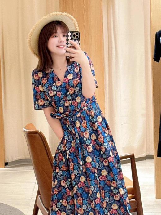 棉弹印花细布中长款连衣裙 裹裙式V领连衣裙 腰带设计 V领视觉拉长颈部线条 膝下5cm黄金分割 恰到好处的裙长 行走的优雅时光 商品图7