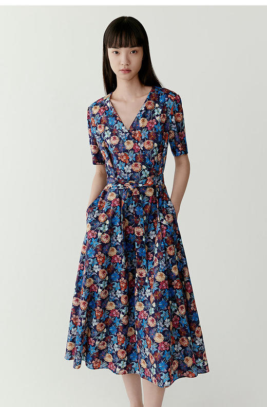 棉弹印花细布中长款连衣裙 裹裙式V领连衣裙 腰带设计 V领视觉拉长颈部线条 膝下5cm黄金分割 恰到好处的裙长 行走的优雅时光 商品图2