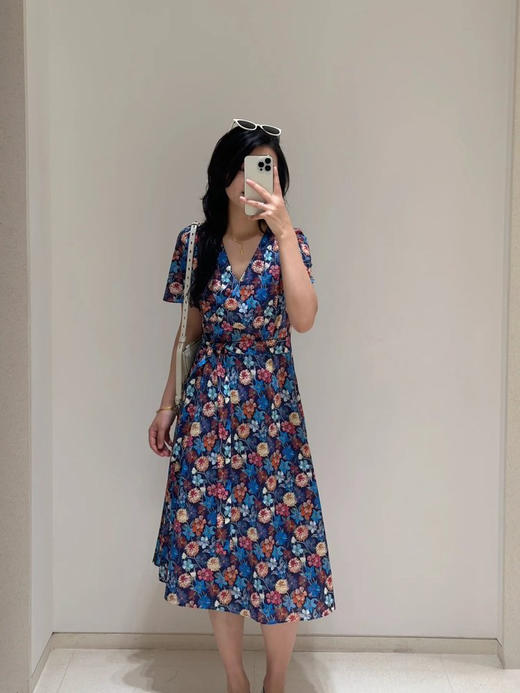 棉弹印花细布中长款连衣裙 裹裙式V领连衣裙 腰带设计 V领视觉拉长颈部线条 膝下5cm黄金分割 恰到好处的裙长 行走的优雅时光 商品图5