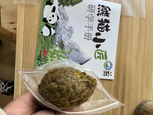 1人成团【都江堰-熊猫有约一日研学】走进大熊猫别墅，“熊猫青团”非遗造纸术，化身熊猫营养师，制作熊猫窝窝头，含大熊猫荣誉证书 商品图7
