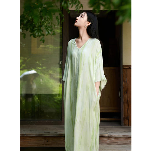 三彩【芳草清和】2025夏季新款家居服睡裙V领宽松直筒长裙C 商品图2