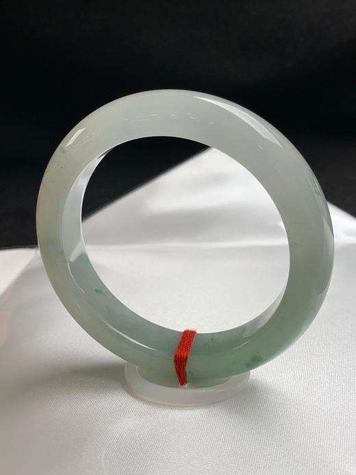 620324，54圈口，糯冰飘花正圈平安镯，半截晴底飘花半截白底，1/3截部位种水冰透有光，条形厚装，水润细腻 商品图3