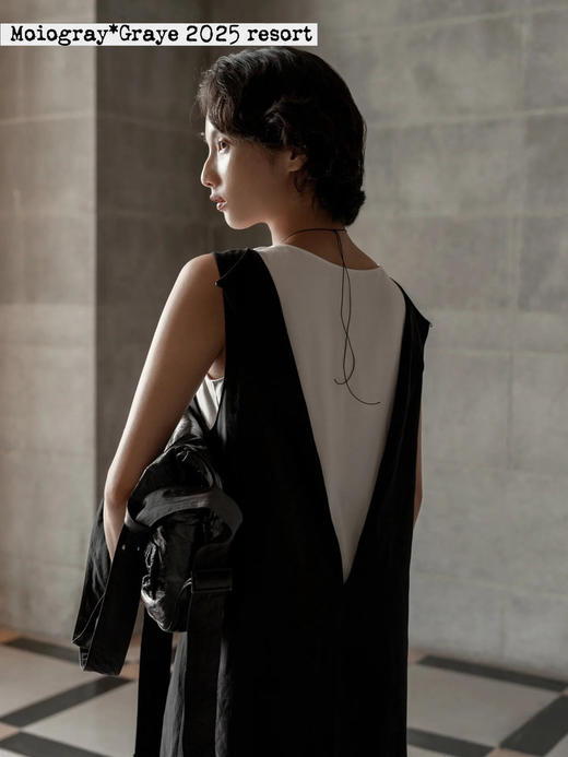 苎麻双层拼色两件套 极简风层次感2件套U领连衣裙 老钱风造型 苎麻面料 垂感十足 细支纱线高密织 叠穿美观不透 拆分穿简约有气质 双层U领设计 商品图6