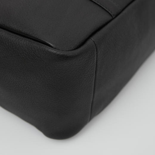 ROMI STUDIO“简约复古”全粒面头层羊皮黑色方形手提包 RWCLP31952【发货时间25-30天】 商品图4