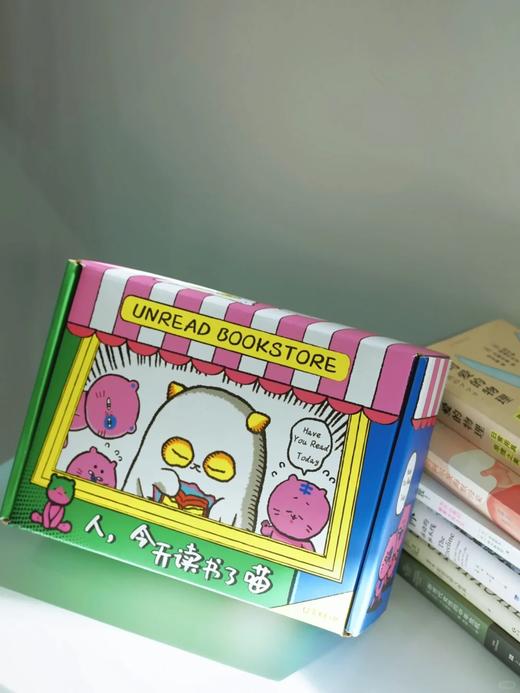“手上有毒的猫”主题款盲盒：1本《手上有毒的猫》（带贴纸和徽章版） ▪1本精致的刷边书 ▪1本未读2025年年度新书 ▪1本便携的口袋书 商品图3