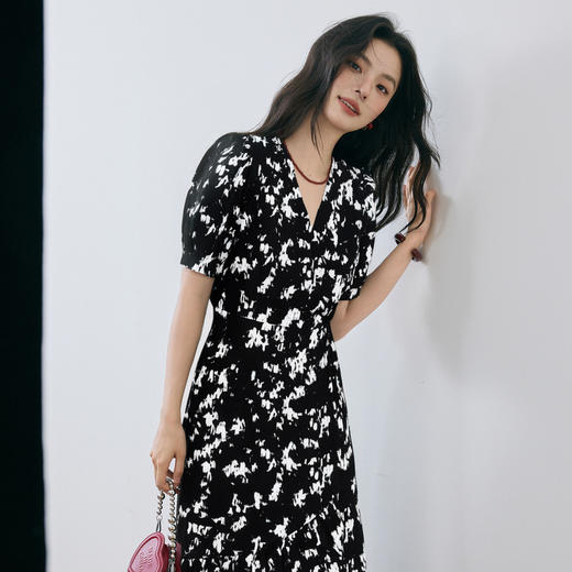 【严选】诗凡黎诗凡黎浪漫围裹式V领碎花连衣裙2025夏新款法式泡泡袖优雅小黑裙7G6490921 商品图3