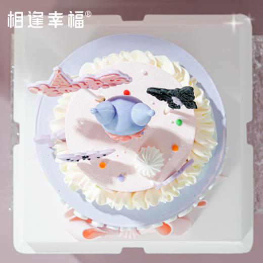 【蝶舞甜心蛋糕】柔和的粉色与梦幻的紫色相互交织，似是为生日的主角编织了一场绮丽的梦。蝴蝶轻盈飞舞，灵动的姿态为整个蛋糕增添了几分灵动与生气。蝴蝶结精致又优雅，恰似童年时光里那些珍贵的小确幸。 商品图2