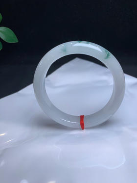 620317，59.2飘花手镯，清新白底。飘一截蓝花，润润的，干净清爽