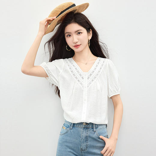 【专属特价】熙世界淡人穿搭花边V领白衬衫女夏季轻薄透气泡泡袖上衣2025新款 商品图3