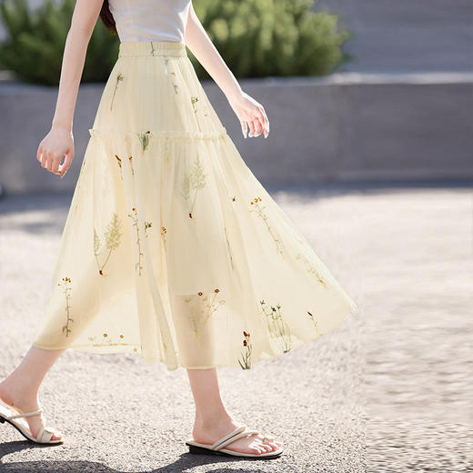 【专属特价】熙世界莱赛尔植物系绣花半身裙女2025夏季新款海边度假风a字伞裙 商品图2