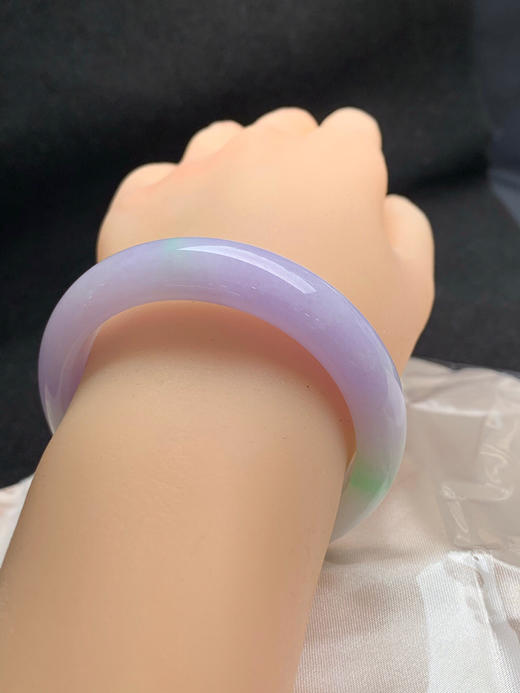 620340，52.7圈口，细糯化春彩正圈平安镯，半截粉紫色，飘阳绿色花，色泽清爽 商品图4