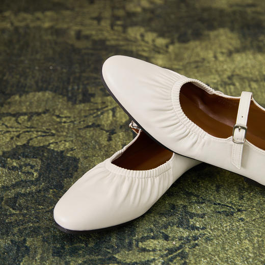 西遇法式单鞋女新款秋季褶皱圆头浅口软底平底鞋银色玛丽珍鞋V1456902 商品图5