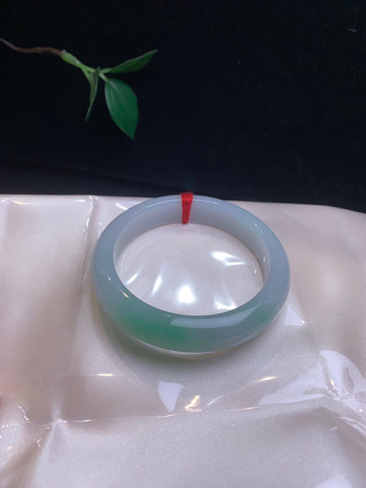 620338，52.5绿底正圈手镯、清新秀气，一截清新绿底，整条润润的 商品图4