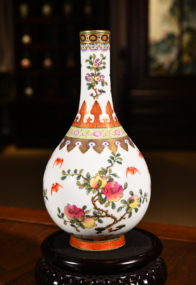 珐琅彩三多纹胆瓶