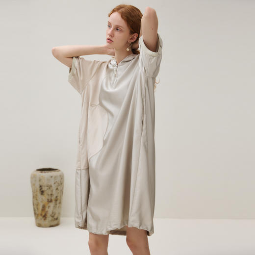 谜底连衣裙短袖女2025秋新品柔软舒适H型拼接连帽卫衣裙253ML1064 商品图1