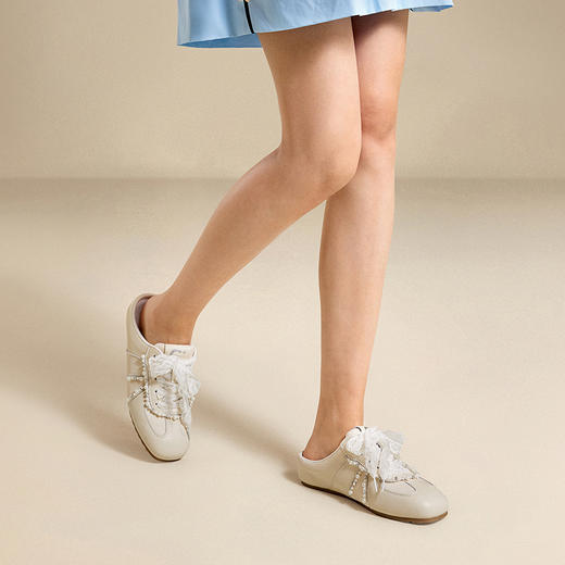 千百度蝴蝶结银色德训包头拖女款薄底平底一脚蹬拖鞋A25283801 商品图2