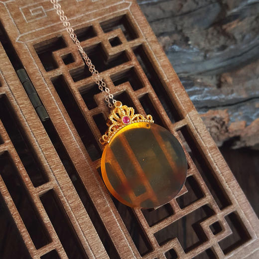 【天然正品】AU750黄金镶天然无杂裂棕色圆形意境琥珀吊坠项链32.3*24.8*6.2MM（皆取最大值）女士现售价：1080特价！190625NJS01 商品图7