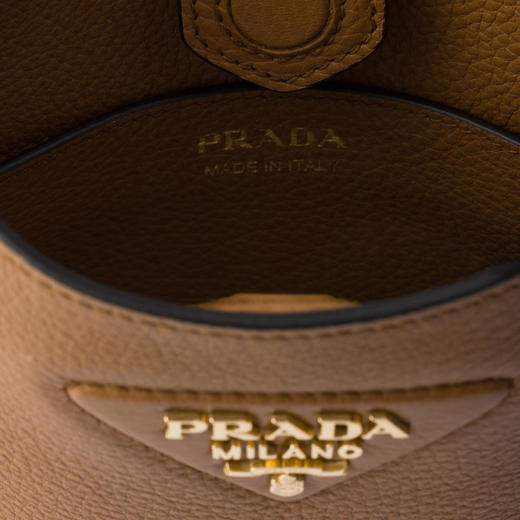 PRADA 普拉达 女士金属刻字徽标皮革迷你单肩包 棕色 1BH191 2DKV F03V8 7NO 商品图3