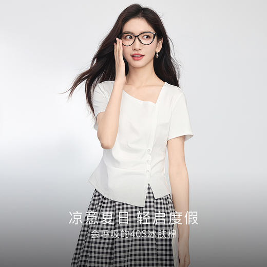 【专属特价】熙世界不规则方领白色t恤女夏2025新款修身显瘦褶皱短袖别致上衣 商品图1