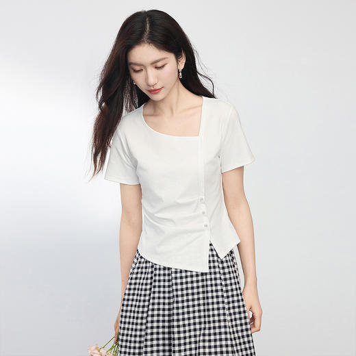 【专属特价】熙世界不规则方领白色t恤女夏2025新款修身显瘦褶皱短袖别致上衣 商品图2