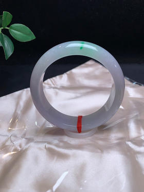 620332，56.7宽版春彩手镯，整条底子均匀细腻，淡紫带一抹绿