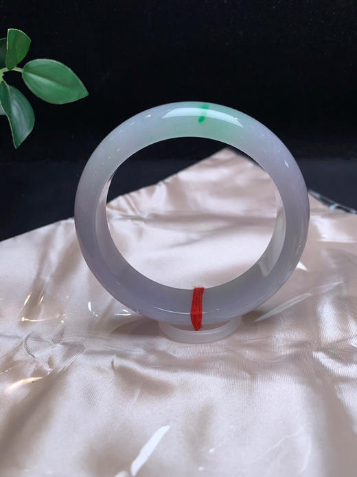 620332，56.7宽版春彩手镯，整条底子均匀细腻，淡紫带一抹绿 商品图0