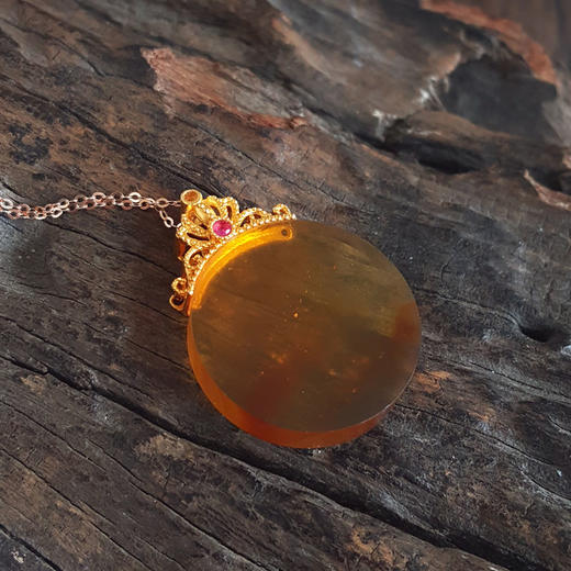 【天然正品】AU750黄金镶天然无杂裂棕色圆形意境琥珀吊坠项链32.3*24.8*6.2MM（皆取最大值）女士现售价：1080特价！190625NJS01 商品图2