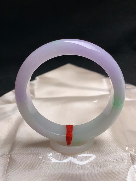 620340，52.7圈口，细糯化春彩正圈平安镯，半截粉紫色，飘阳绿色花，色泽清爽 商品图0