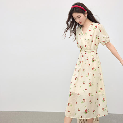 【专属特价】熙世界法式泡泡袖樱桃碎花连衣裙女夏季新款收腰显瘦V领茶歇裙子 商品图3