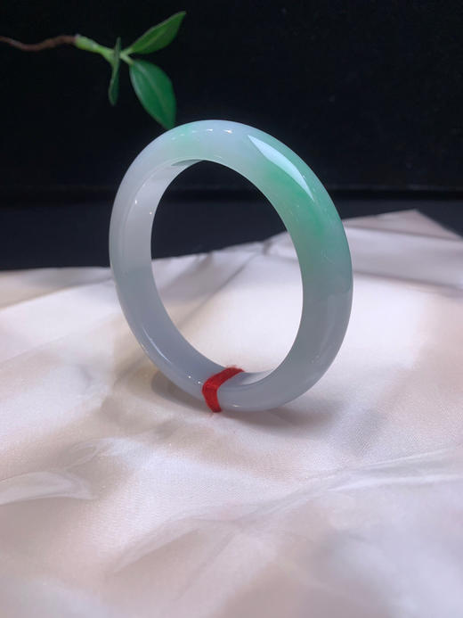 620338，52.5绿底正圈手镯、清新秀气，一截清新绿底，整条润润的 商品图2