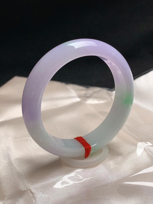 620340，52.7圈口，细糯化春彩正圈平安镯，半截粉紫色，飘阳绿色花，色泽清爽 商品图1