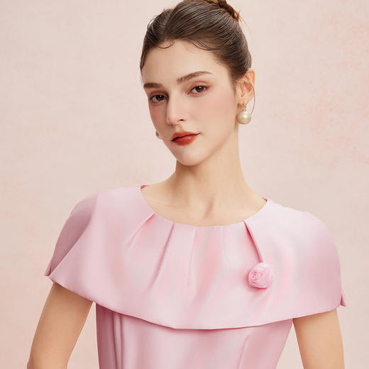 QF8E9斯尔丽2025夏季新款轻奢小礼服披肩领立体手工盘花收腰放摆连衣裙 商品图4