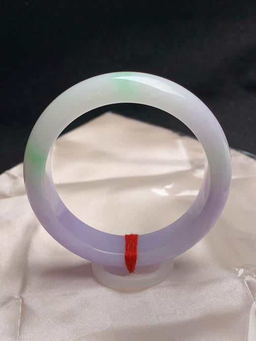 620340，52.7圈口，细糯化春彩正圈平安镯，半截粉紫色，飘阳绿色花，色泽清爽 商品图3