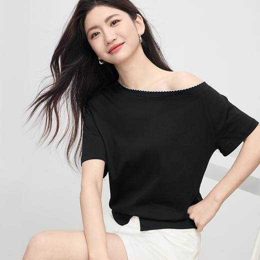 【专属特价】熙世界设计感斜肩白色t恤女夏季2025新款独特别致一字肩短袖上衣 商品图4