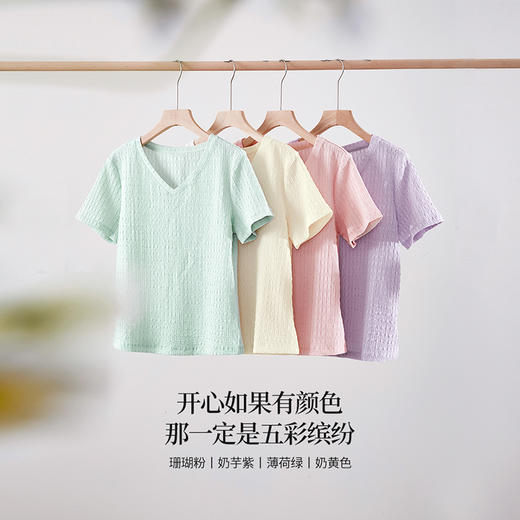 【专属特价】熙世界糖果色肌理感短袖T恤女2025夏季新款休闲气质正肩V领上衣 商品图5
