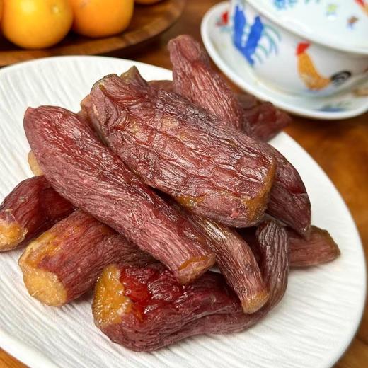 临安发货~【带皮小香薯干】临安基地采用新鲜小香薯制成，肉质软糯香甜有嚼劲，吃起来几乎无筋无丝，甜度适中，吃多不腻，携带方便，随时补充能量。净含量200g/盒，江浙沪顺丰包邮~ 商品图2